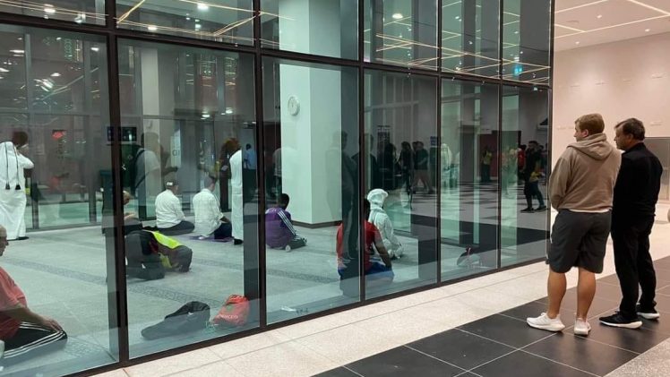 Terpandang peminat bola sepak Piala Dunia Qatar solat dalam bilik kaca, lelaki warga asing teruja dengan pengiraan waktu solat